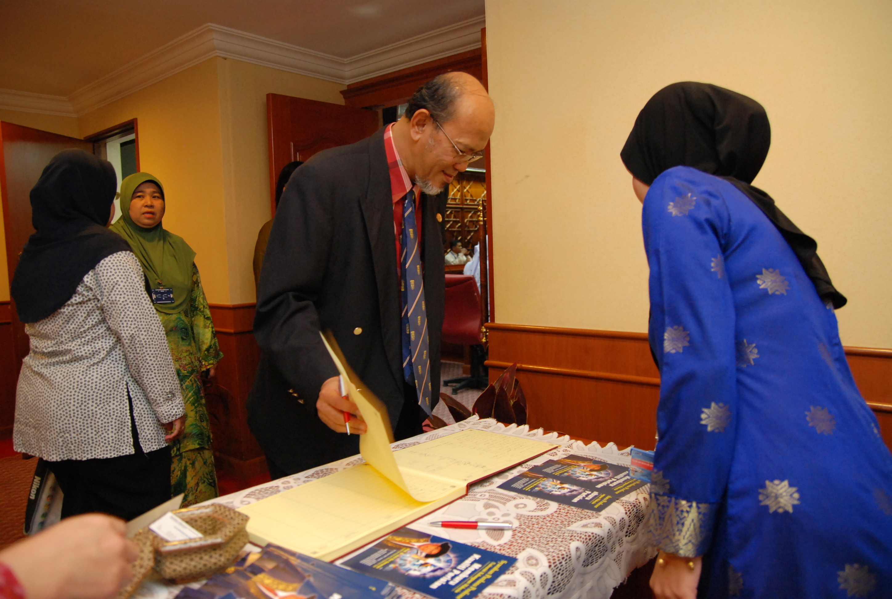 Syarahan Perdana Prof Dr Aziz Deraman